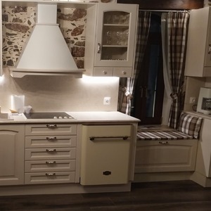 Παραδοσιακή κουζίνα στην Κρήτη με vintage συσκευές της Kaiser Olan