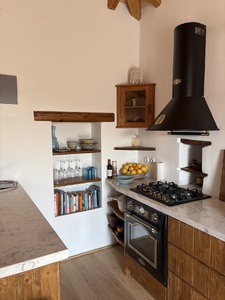 Παραδοσιακή κουζίνα στο Κυπαρίσσι Λακωνίας με vintage συσκευές της Kaiser Olan