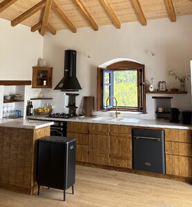 Παραδοσιακή κουζίνα στο Κυπαρίσσι Λακωνίας με vintage συσκευές της Kaiser Olan